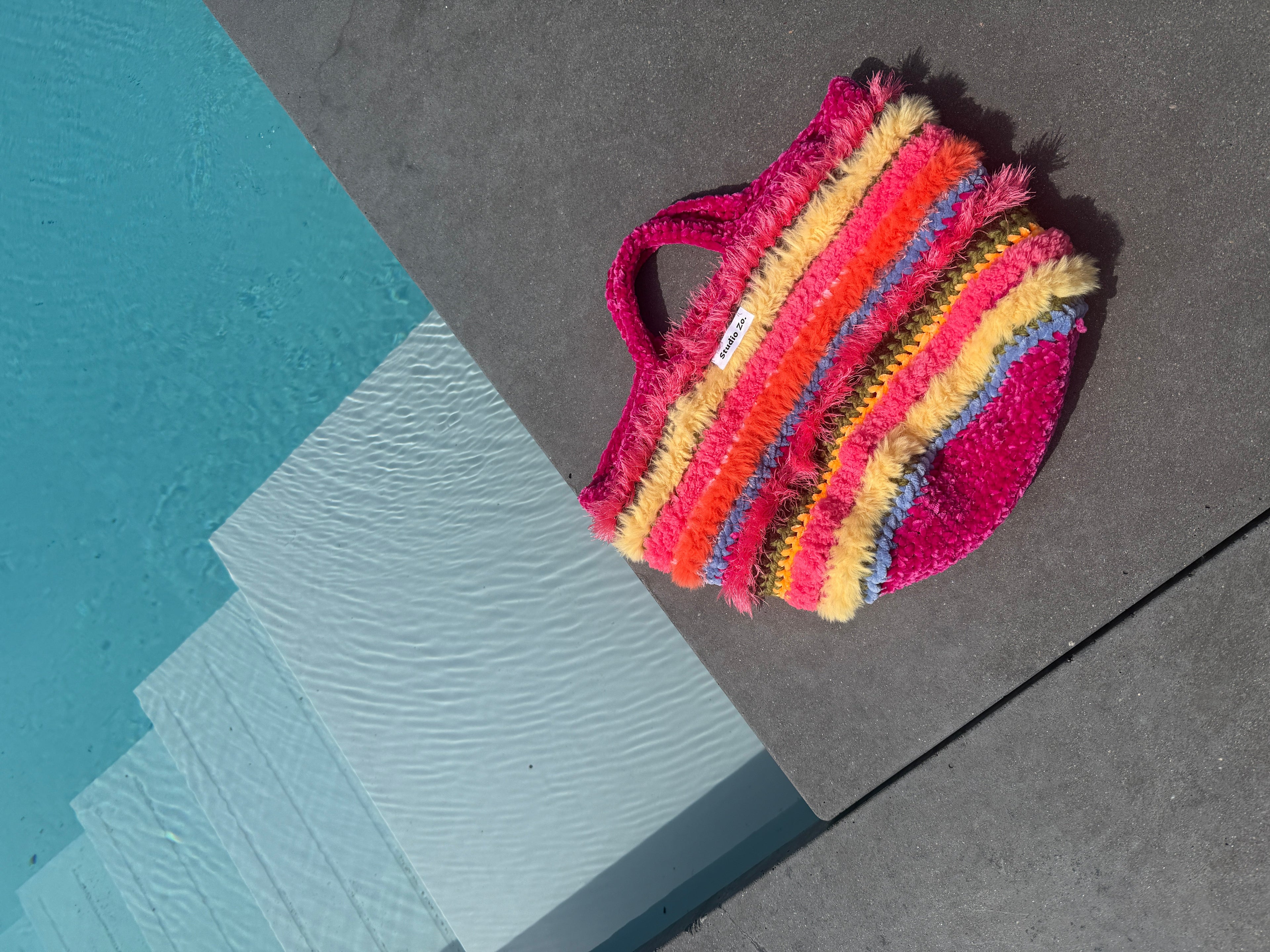 Mabel bag – bij het zwembad